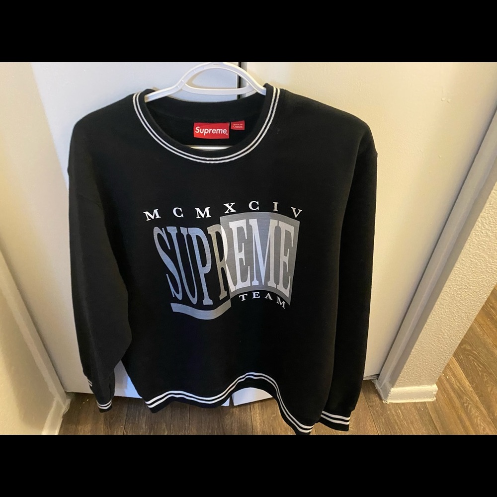 Supreme crewneck sweatshirt